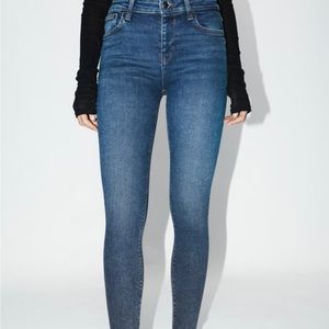 Zara New With Tags Size 6
LOW-RISE Z1975 skinny Denim